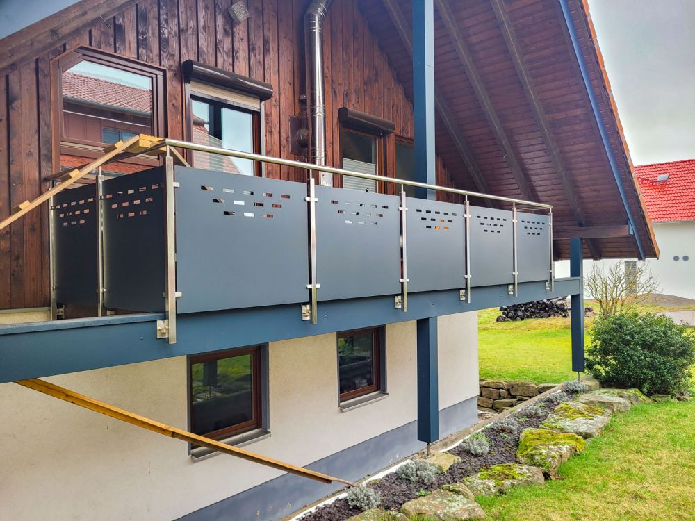 Alu-Geländer mit schwarzer Blende von Walz & Kaufmann Metallbau