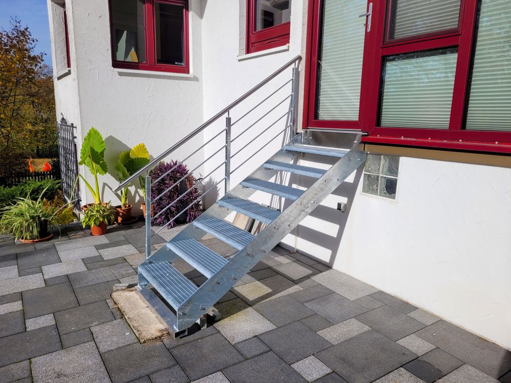 kurze Stahltreppe außen