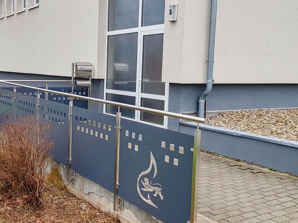 Geländer an der Feuerwehr mit Emblem