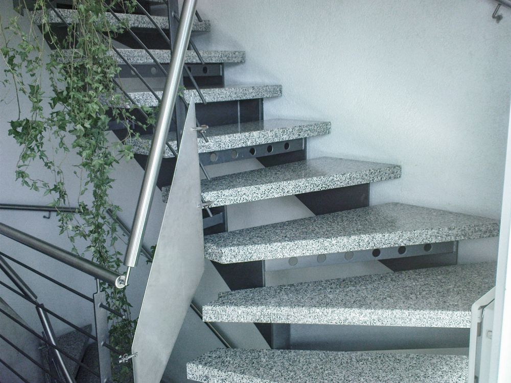 Inenntreppe mit Steintritten