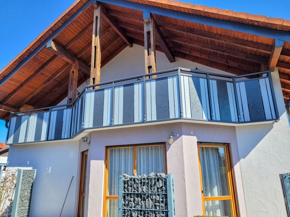 Alu-Geländer mit Blende um Balkon von Walz & Kaufmann Metallbau