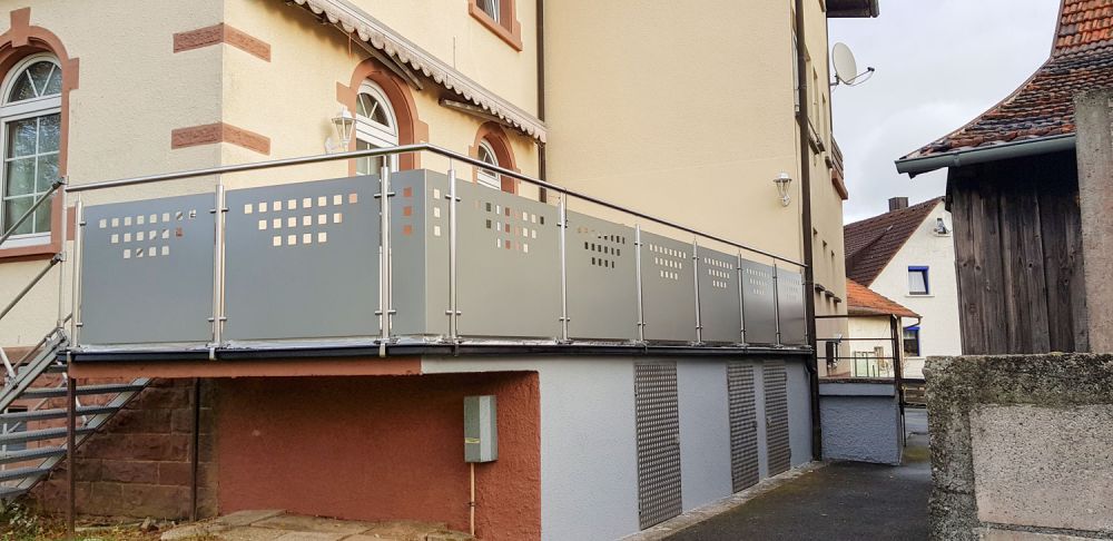 Geländer mit silberner Blende