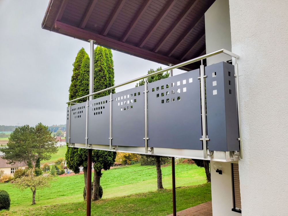 Balkongeländer mit grauer Blende