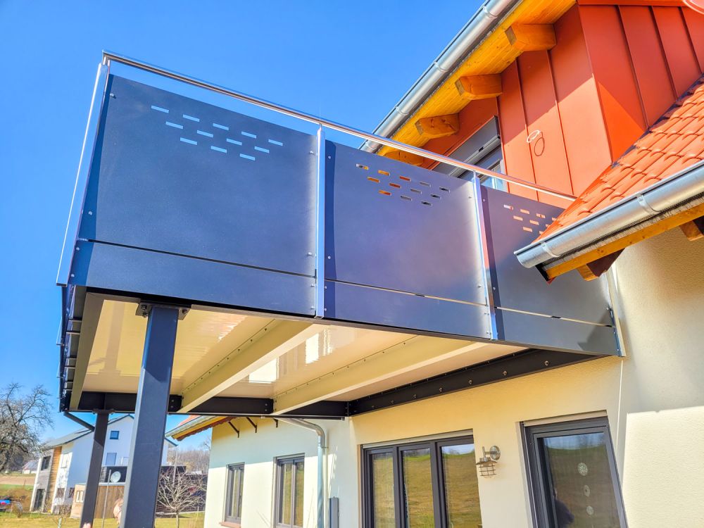 Balkon von schräg untenvon Walz & Kaufmann Metallbauo