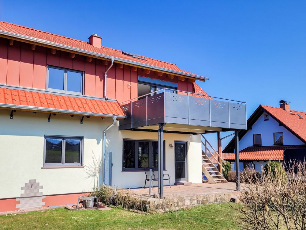 Balkon mit dunkelgrauer Blende von Walz & Kaufmann Metallbau